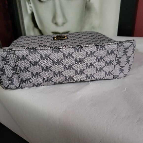 MICHAEL KORS JET SET BLACK MESSENGER TRAVEL BAG - LIKE NEW - Picture 10 of 10